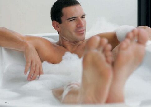 bir adam penisini büyütmek için karbonatla banyo yapıyor